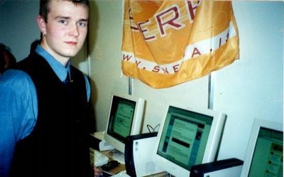 Til marks um langt og farsælt samstarf Snerpu og körfuboltans á Ísafirði birtum við hér til gamans mynd frá árinu 2000 þegar Jakob Einar Úlfarsson opnaði nýja heimasíðu KFÍ með viðhöfn á fyrirtækjasýningu á Torfnesi.
