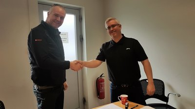 Jakob Einar Úlfarsson Sölu og Þjónustustjóri og Guðmundur Óli Tryggason Fasteignasölu Vestfjarða takast í hendur eftir undirskrift kaupsamnings.